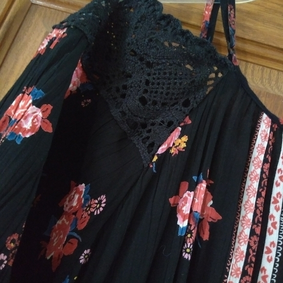 NWOT cold shoulder floral boho top - Picture 6 of 10
